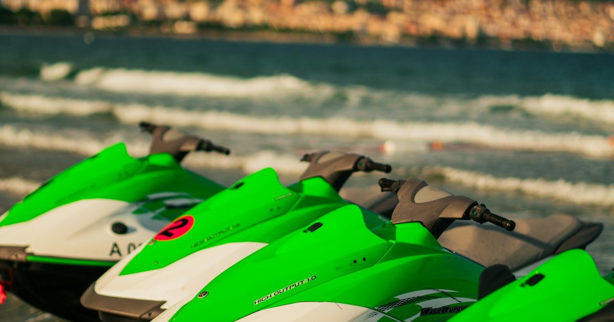 Vannscootere på stranden i Sunny Beach