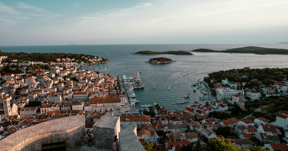 Havnen og kystbyen Hvar i Kroatia
