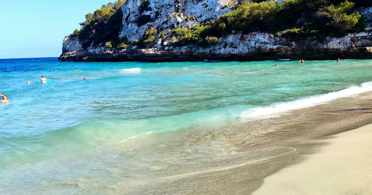 Sandstrand og badevann på Mallorca