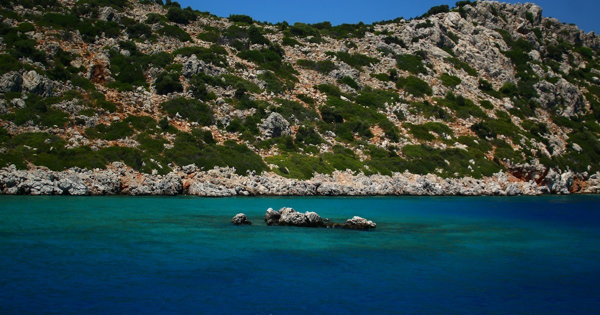Klipper og turkist hav ved Bozburun i Marmaris