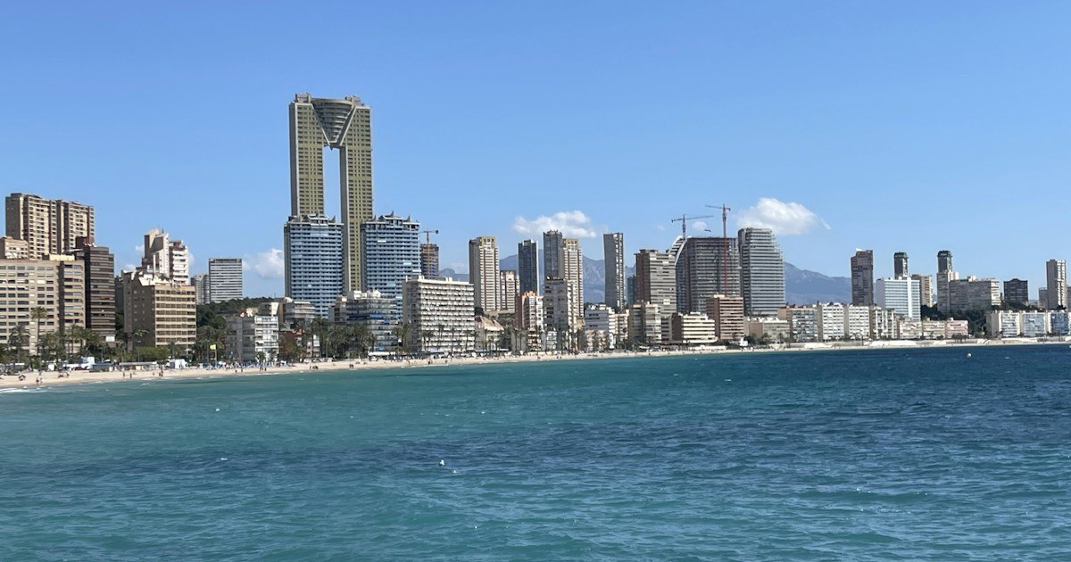 Byen Benidorm sett fra havet