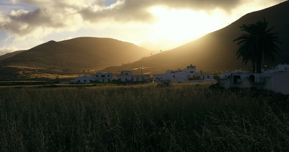 Landsby og vulkansk landskap på Lanzarote