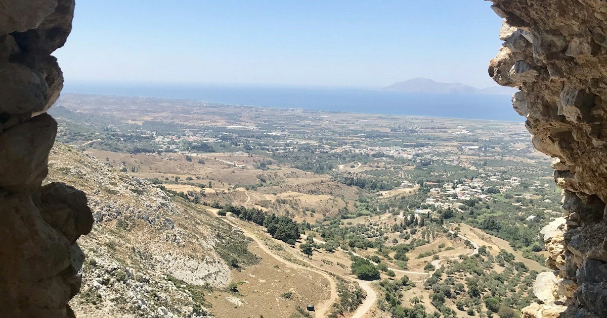 Utsikt fra historiske ruiner over landskapet på Kos